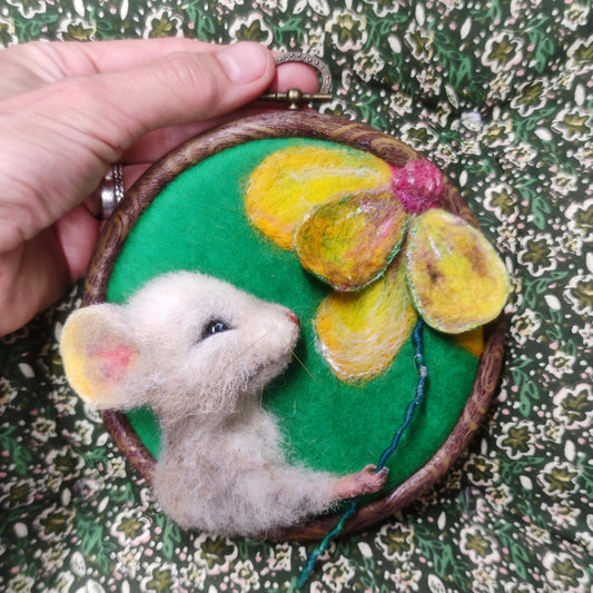 Wool Painting "The Mouse's Gift" from the Mini Marvels: Circular Creations collection